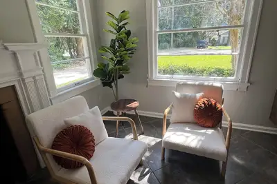 Image de Vintage Vibes 🏡, walk 1-mile to Uf, huge 4br 3ba, private lawn, 6+ 🚗 parking