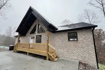 Image de Luxury 6-Bedroom Mountain Lake Retreat with dock slip, Sleeps 18.