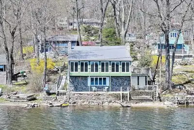 Image de Charming 4-bedroom house in Coventry directly on Coventry Lake