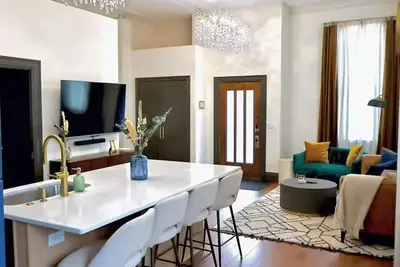 Image de Luxury Historic 2bd - Modern Comfort Near Downtown, Steps Away from New Bakery