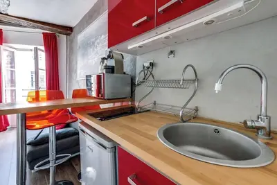 Image de Paris Centre! un Joli petit appartement très bien placé en plein Paris centre.