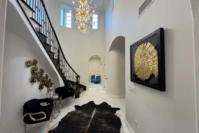 Image de Luxury Villa! Unbeatable location, near freeways, shops