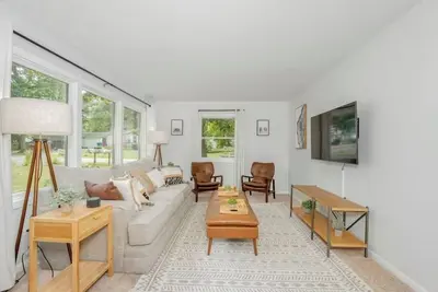 Image de Spacious 4-bedroom house on Gun Lake with private hot tub.