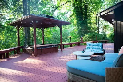 Image de secluded 3-bedroom forest estate in Olympia