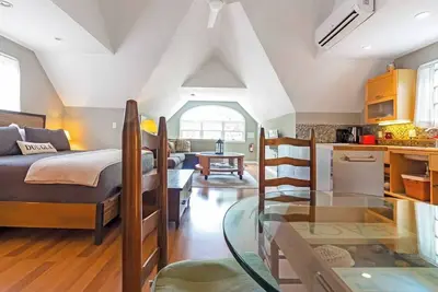 Image de New Listing! Spacious Loft in Downtown Douglas