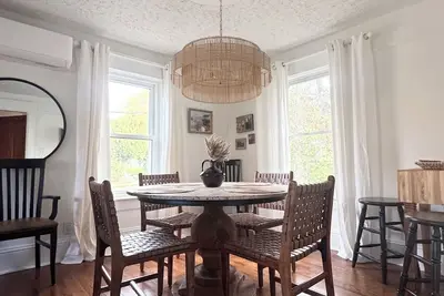 Image de Lower your anchor and unwind at this harbour side home!