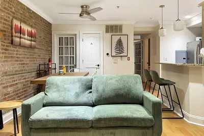 Image de Two-bedroom condo in Hoboken, located in a historic Italian neighborhood.