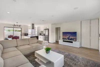 Image de Modern & Clean Townhome Near Dining & Shopping