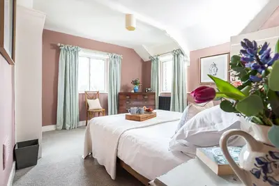 Image de Characterful property overlooking a stunning Estate