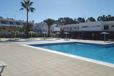 Image de Casa Mathis studio avec térasse et vue sur la piscine.