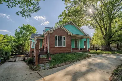 Image de The Oberlin Palais | Five Points (West Raleigh) 7br/10ba Destination Home with Elevator, Theater & Gathering Spaces