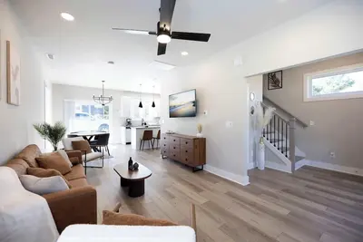 Image de 7 Min to Downtown | 8 to Duke | Car Rental Avail.