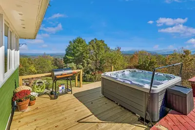 Image de Bright hilltop retreat with stunning mountain views, wrap-around windows, and cozy seating to take it all in. Nestled on a private, scenic property minutes from charming Cambridge village—perfect for a peaceful getaway year-round.