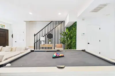 Image de Spacious Chicago 2 Br 2 Ba, w/ Deck + Fire Pit, Pool Table, & Free Street Parking