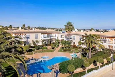 Image de Appt spacieux avec vue sur le jardin et piscine commune. À 9 minutes de la plage