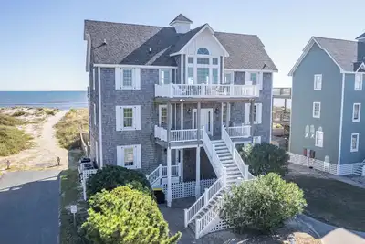 Image de Luxury 8 bed Oceanfront Home with Heated Pool, Hot Tub & Game Room!