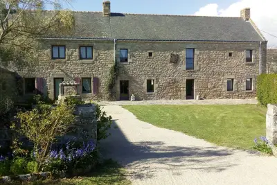 Image de Corps de ferme à 250m de la plage du Men du, idéal pour familles nombreuses