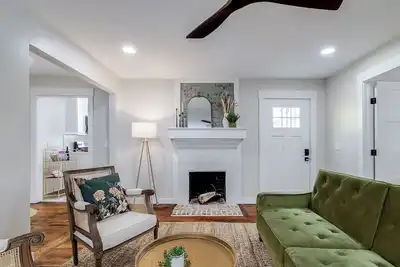 Image de Southern Charm Luxury w/ Private Parking minutes to Forsyth Park!