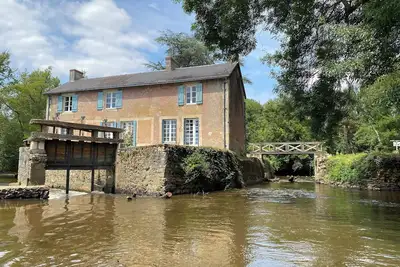 Image de Moulin au bord de l’Indre en Berry. \nLieu bucolique, historique situé sur une île