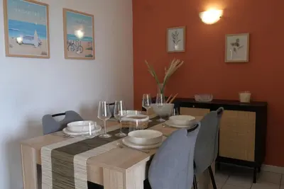 Image de Appartement dans une résidence avec piscine. Seulement à 7min de la plage!