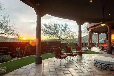 Image de Stunning 3-bedroom house with fitness room, hot tub and scenic views in Phoenix!