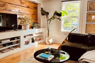 Image de Cozy Cottage Downtown :) - 5 mins to Metro, Park La Fountain and Place Des Arts.