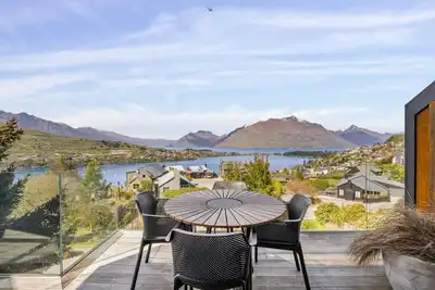 Image de Lakeview Alpine Villa - Great Views, Close to Town