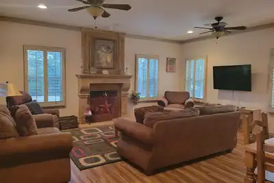 Image de Charming 2-bedroom house on 40 acres in Springtown with pond