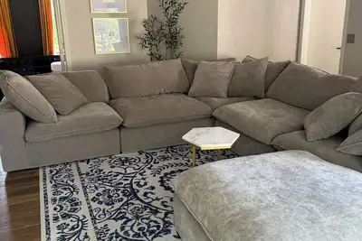 Image de Big Beautiful Abode in Omaha- 4 bedrooms and on a walking trail to Zorinsky Lake