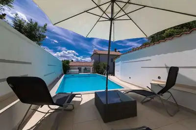 Image de Appartement de vacances confortablement meublé avec piscine et barbecue