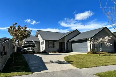 Image de Home Sweet Home with Hot Tub and large outdoor entertaining space