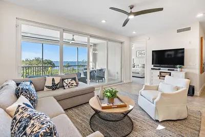Image de Waterfront 3br Retreat w/ Pool & Balcony Views