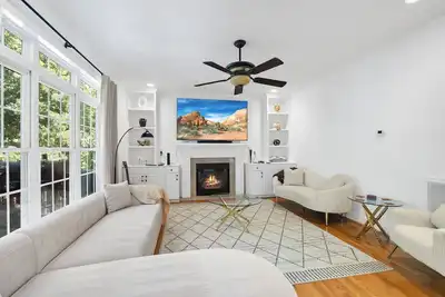 Image de Raleigh Retreat: Mini Library, Fun Basement, Ev, Surround Sound 85 in Tv System