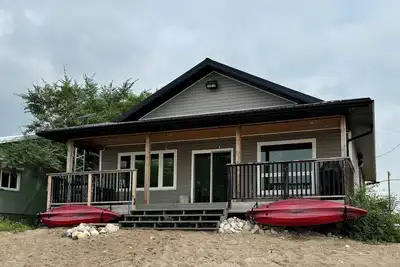 Image de Our Lake Escape- Modern House on Lake Manitoba