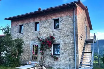 Image de Maison dans la Forêt avec Vue sur les Montagnes – Idéal pour Détente et Familles