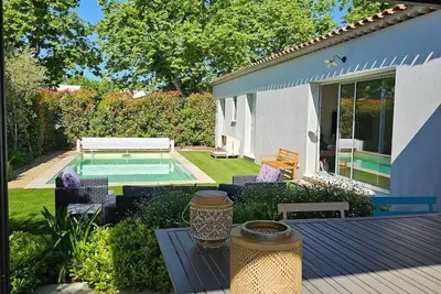 Image de Entre Aix et le Luberon : maison de plein pied avec piscine et jardin fleuri