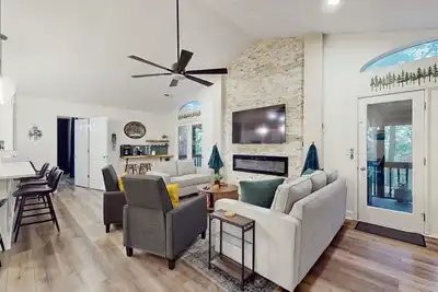 Image de Mountain magic home meets cozy comfort w/two gas fire pits & bubbling hot tub