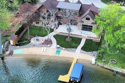 Image de Luxury Lakefront Retreat on Lake Shangrila - 120 ft Beach, Golf Simulator & More