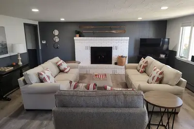 Image de Lake / River House with Fireplace and Game Room