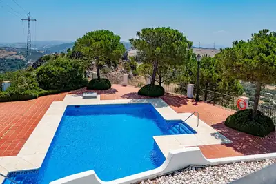 Image de Villa « Élégante 3 Chambres, 2 Salles de Bain » avec Vue Montagne, Wi-Fi et Climatisation
