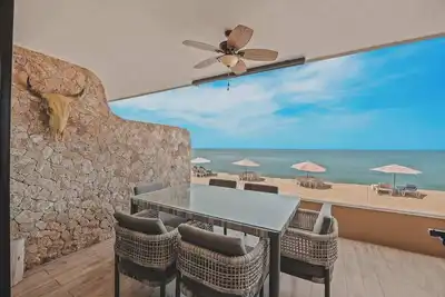 Image de Beachside in paradise with pool, gym, game room