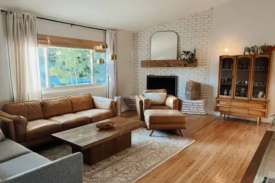 Image de Stylish Mcm Home w/ Hot Tub + Home Office