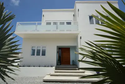Image de House With Spectacular Island Views Perched On Top of Aruba