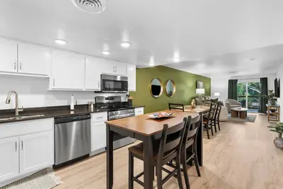 Image de Cozy Creekside Condo with Resort-Style Amenities
