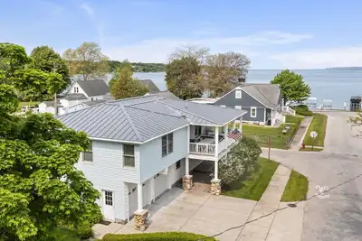 Image de Modern-coastal retreat with lake views, covered deck, and walkable downtown Beulah location.