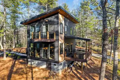 Image de Modern Asheville Cabin with Hot tub, Fire Pit & Ev charger