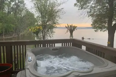 Image de Best in Qc! AweSpired Riverfront Retreat – Hot Tub, Fireplaces & Stunning Views!