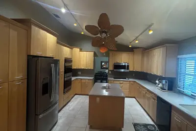 Image de Newly listed  The South Wing with Deep Saltwater Pool