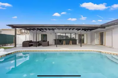 Image de Elegant 3-bedroom house with pool in amazing Hollywood hills Florida