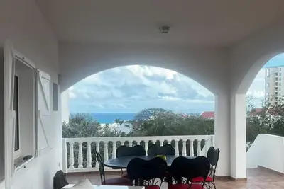 Image de Sunny Rooftop Apartment & Terrace – Steps to Beach